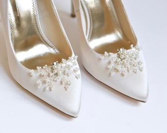 Pair of shoe clips, wedding, bridal accessories, party heels clip, white flower pearls, romantic, bridesmaids, silver