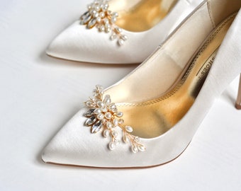 Pair of shoe clips, wedding, bridal accessories, party heels clip, white flower pearls, romantic, bridesmaids, silver