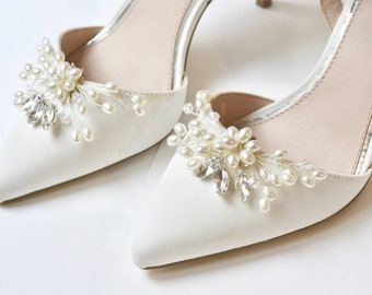 Pair of shoe clips, wedding, bridal accessories, party heels clip, white flower pearls, romantic, bridesmaids, silver