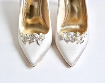 Pair of shoe clips, bohemian, wedding, bridal accessories, heel clip, white flower pearls, romantic, bridesmaids, silver