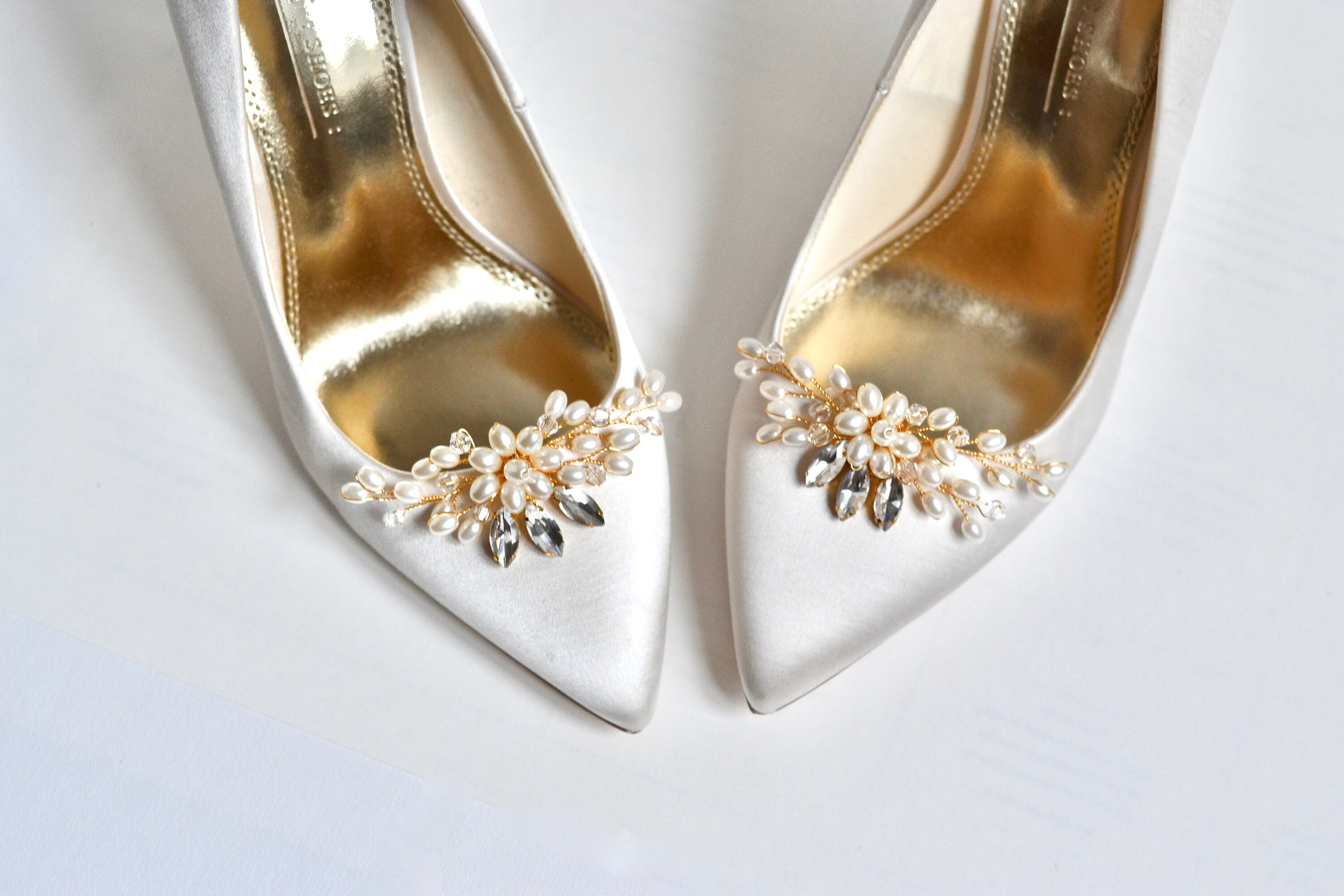 Pair of shoe clips, wedding, bridal accessories, party heels clip, white flower pearls, romantic, bridesmaids, silver