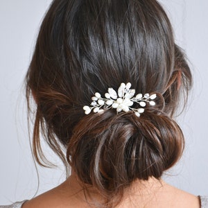 Pic à cheveux de perles et cristaux, bijou de cheveux, peigne de mariée, fleur. Style bohême, délicat, romantique. Coiffure mariée. image 2