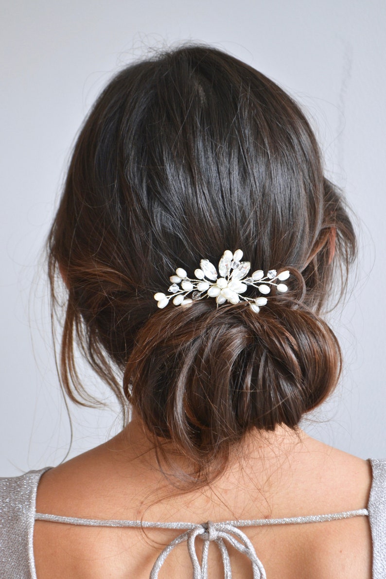 Pic à cheveux de perles et cristaux, bijou de cheveux, peigne de mariée, fleur. Style bohême, délicat, romantique. Coiffure mariée. image 2