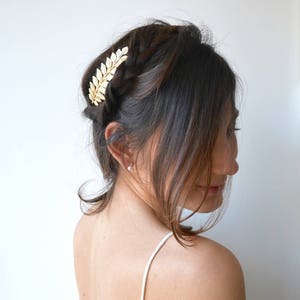 Bijou de tête dorée de mariage. Barrette diadème de feuilles et fleurs mariage. Bijou fin et raffiné. Style romain, romantique. image 2