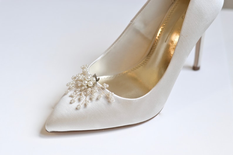 Paire de Clips chaussure, mariage, accessories mariée, pince talons fêtes, perles blanc fleur, romantique, demoiselles d'honneur, argent image 8