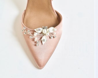 Pair of shoe clips, wedding, bridal accessories, party heels clip, white flower pearls, romantic, bridesmaids, silver