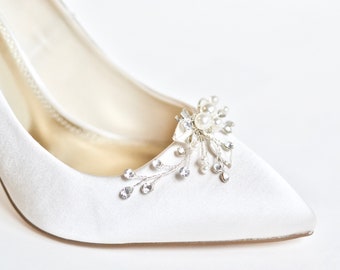 Pair of shoe clips, wedding, bridal accessories, party heels clip, white flower pearls, romantic, bridesmaids, silver