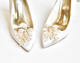 Pair of shoe clips, wedding, bridal accessories, party heel clip, flower white pearls, romantic, bridesmaids, silver