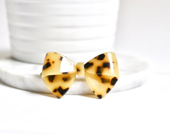 Minimalist barrette Bow tie, tortoiseshell, hair clip, fine geometric boho accessory, brown, acetate, beige, hairstyle