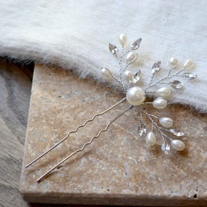 Bijou de tête mariée blanc. Pic à cheveux, peigne, épingle de perles et cristaux. Accessoire coiffure mariage délicat, boheme, romantique. image 5