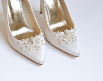 Pair of shoe clips, wedding, bridal accessories, party heel clip, flower white pearls, romantic, bridesmaids, silver