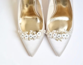 Pair of shoe clips, wedding, bridal accessories, party heel clip, flower white pearls, romantic, bridesmaids, silver