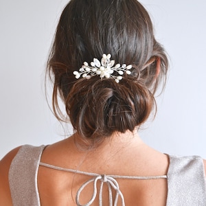 Pic à cheveux de perles et cristaux, bijou de cheveux, peigne de mariée, fleur. Style bohême, délicat, romantique. Coiffure mariée. image 1