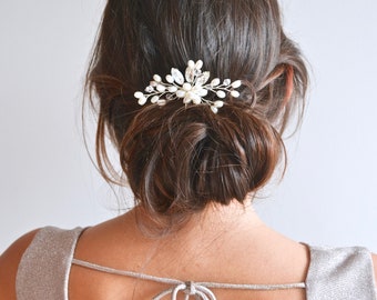 Bastoncino per capelli di perle e cristalli, gioiello per capelli, pettine da sposa, fiore. Stile bohémien, delicato, romantico. Acconciatura da sposa.