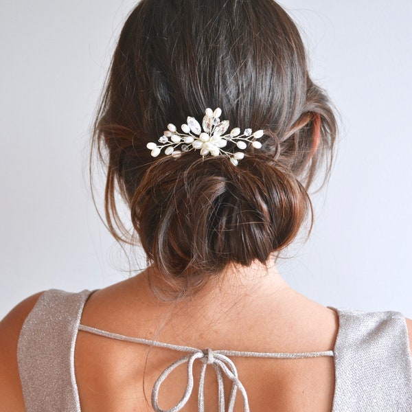 Haarstok van parel en kristal, haarjuweel, bruidskam, bloem. Bohemian stijl, delicaat, romantisch. Bruids kapsel.
