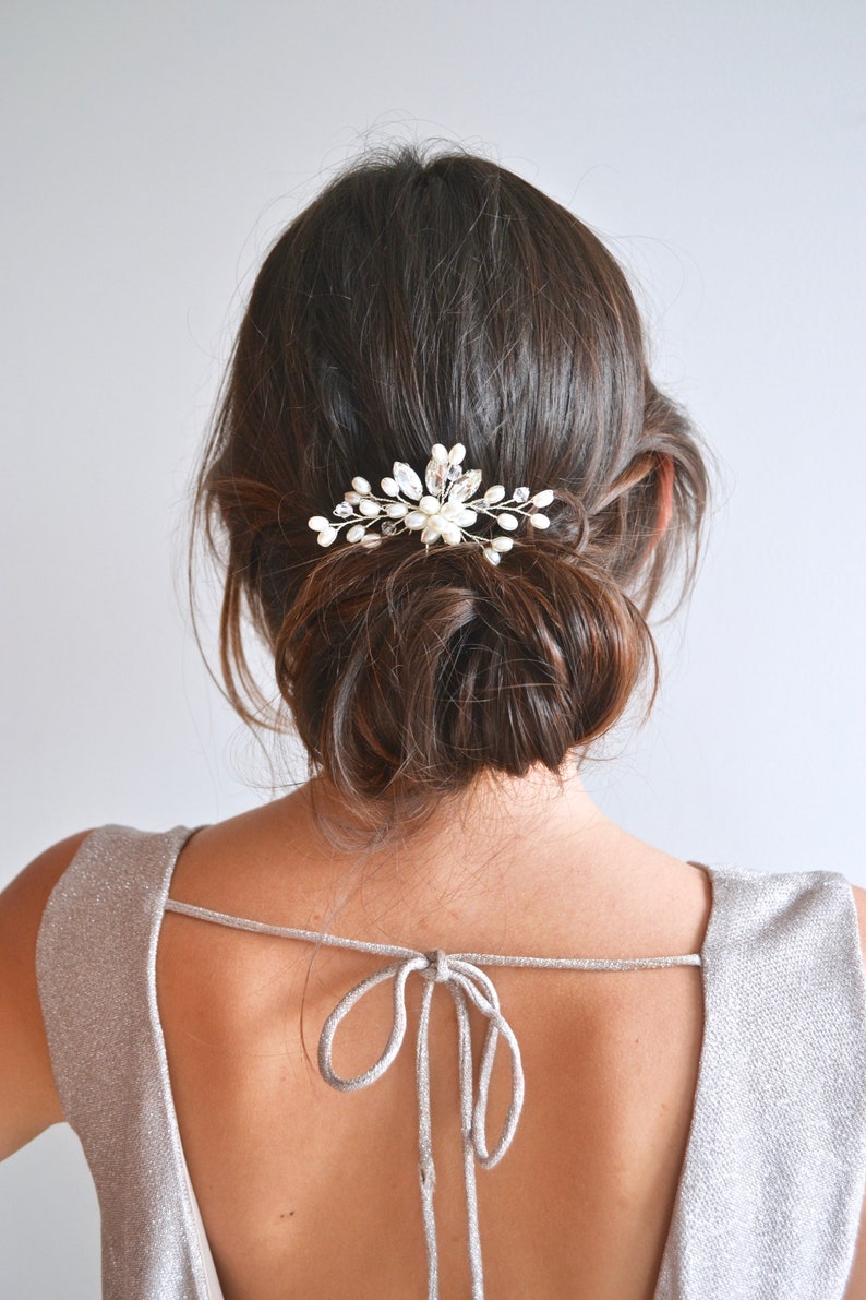 Pic à cheveux de perles et cristaux, bijou de cheveux, peigne de mariée, fleur. Style bohême, délicat, romantique. Coiffure mariée. image 1