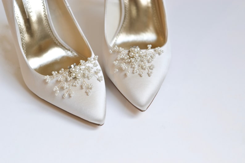 Paire de Clips chaussure, mariage, accessories mariée, pince talons fêtes, perles blanc fleur, romantique, demoiselles d'honneur, argent image 9