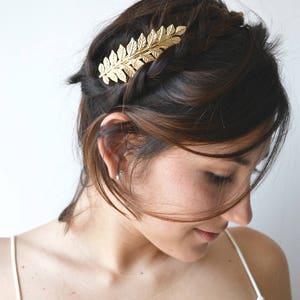 Golden wedding head jewellery. Hair clip tiara of leaves and wedding flowers. Fine and refined jewel. Roman style, romantic. image 1