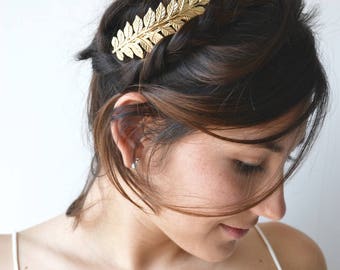 Golden wedding head jewellery. Hair clip tiara of leaves and wedding flowers. Fine and refined jewel. Roman style, romantic.