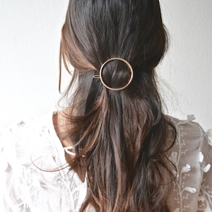 Minimalist circle barrette. Hair jewelry, golden, silver clip, circular ring. Fine, refined, boho, shiny, simple accessory.