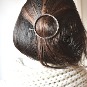 Barrette minimaliste cercle. Bijou de cheveux, pince doré, argenté, circulaire anneau. Accessoire fin, raffiné, bohème, brillant, simple. image 2