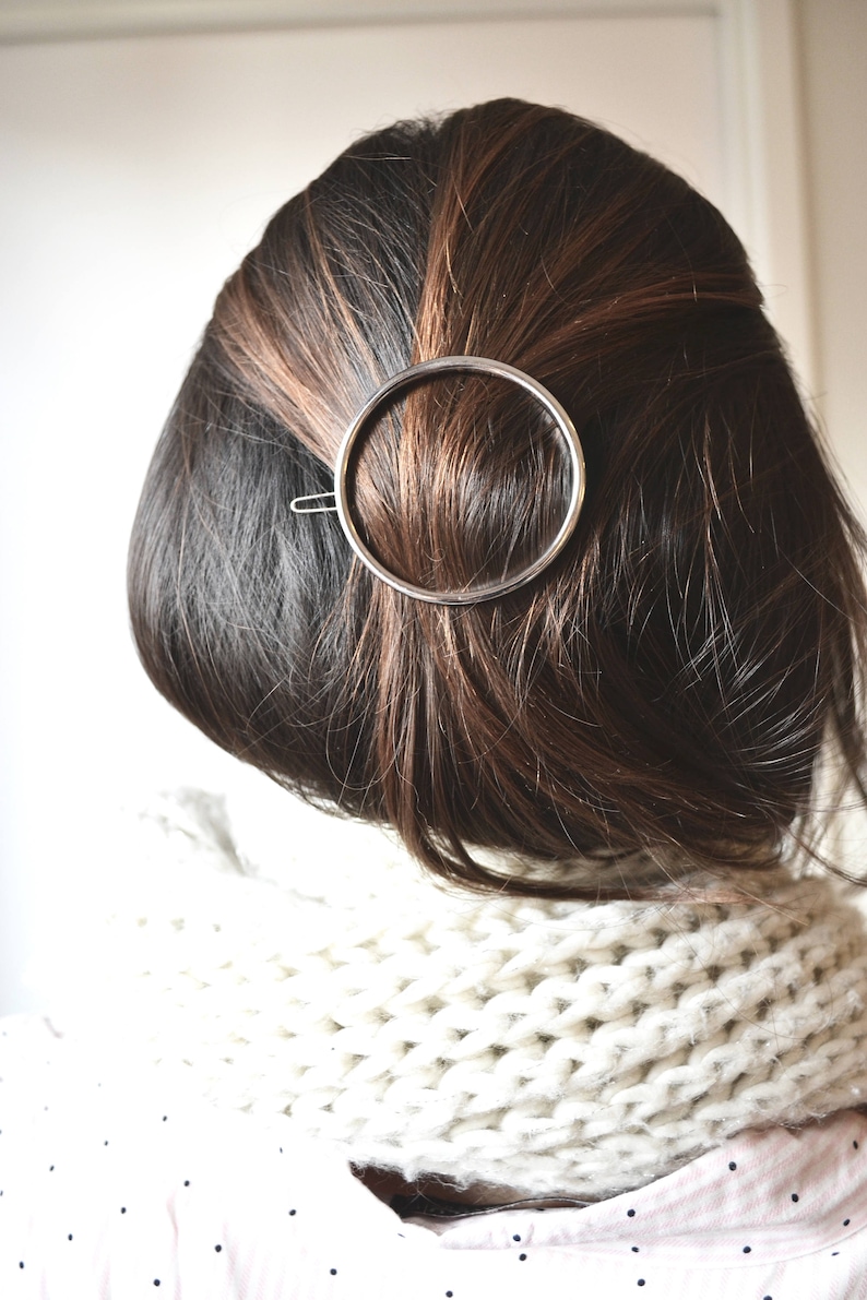 Barrette minimaliste cercle. Bijou de cheveux, pince doré, argenté, circulaire anneau. Accessoire fin, raffiné, bohème, brillant, simple. image 2