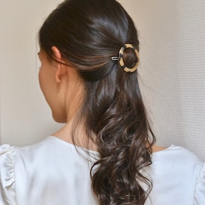 ミニマリストべっ甲サークルバレッタ、丸い円形リングヘアクリップ、細かい幾何学模様のボヘミアンアクセサリー、シンプル、ブラウン、アセテート