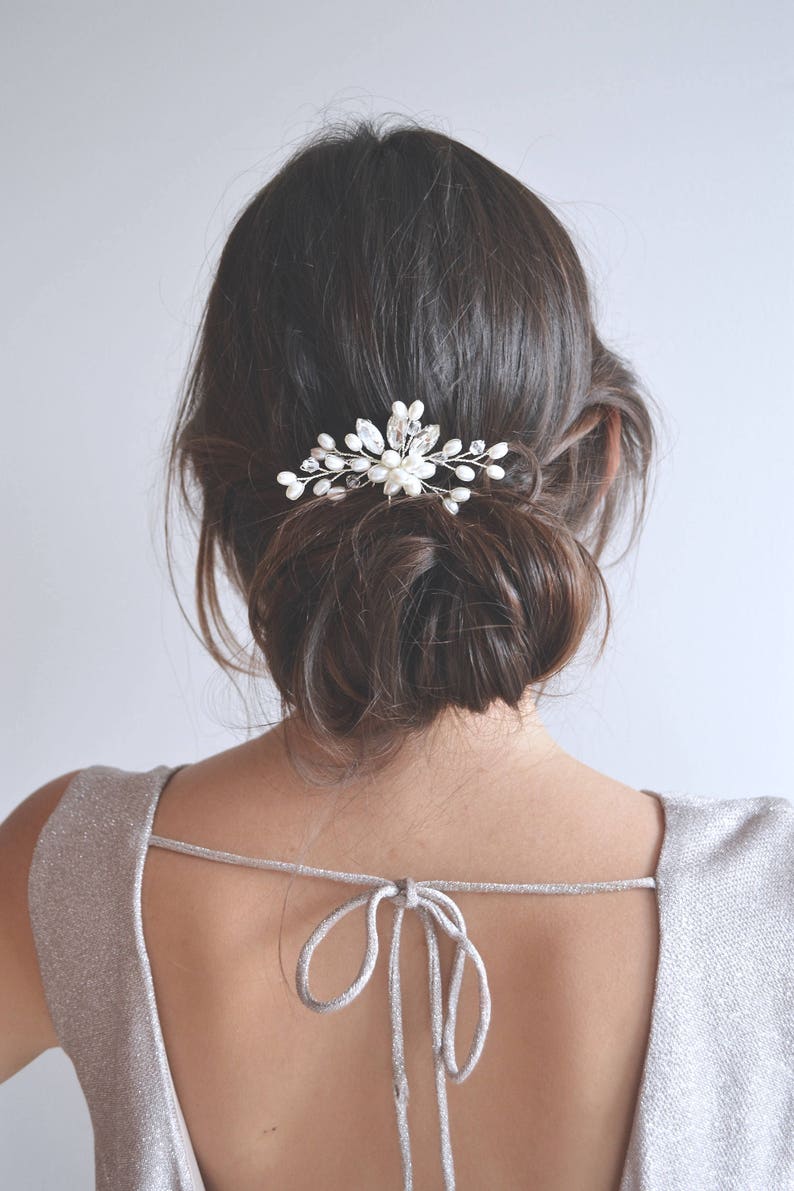 Pic à cheveux de perles et cristaux, bijou de cheveux, peigne de mariée, fleur. Style bohême, délicat, romantique. Coiffure mariée. image 3