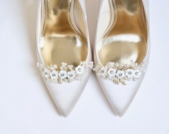 Pair of shoe clips, wedding, bridal accessories, party heel clip, flower white pearls, romantic, bridesmaids, silver