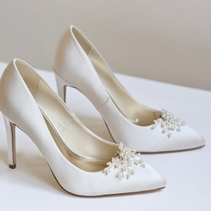 Paire de Clips chaussure, mariage, accessories mariée, pince talons fêtes, perles blanc fleur, romantique, demoiselles d'honneur, argent image 6