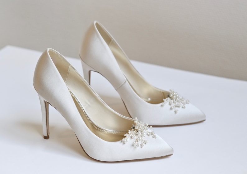 Paire de Clips chaussure, mariage, accessories mariée, pince talons fêtes, perles blanc fleur, romantique, demoiselles d'honneur, argent image 6