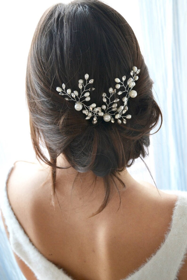 Bijou de tête mariée blanc. Pic à cheveux, peigne, épingle de perles et cristaux. Accessoire coiffure mariage délicat, boheme, romantique. image 1