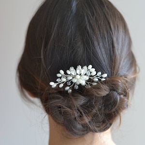 Pic à cheveux de perles et cristaux, bijou de cheveux, peigne de mariée, fleur. Style bohême, délicat, romantique. Coiffure mariée. image 5