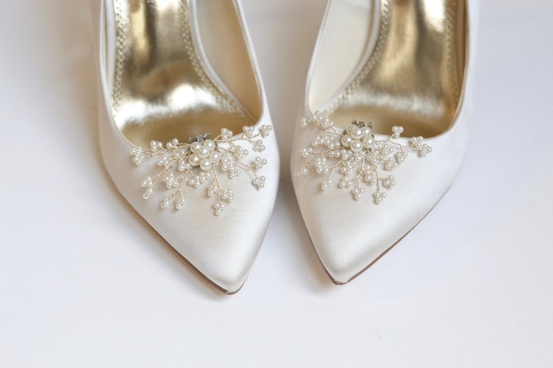 Paire de Clips chaussure, mariage, accessories mariée, pince talons fêtes, perles blanc fleur, romantique, demoiselles d'honneur, argent image 2