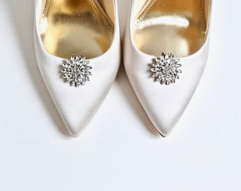 Pair of shoe clips, wedding, bridal accessories, party heel clip, flower white pearls, romantic, bridesmaids, silver