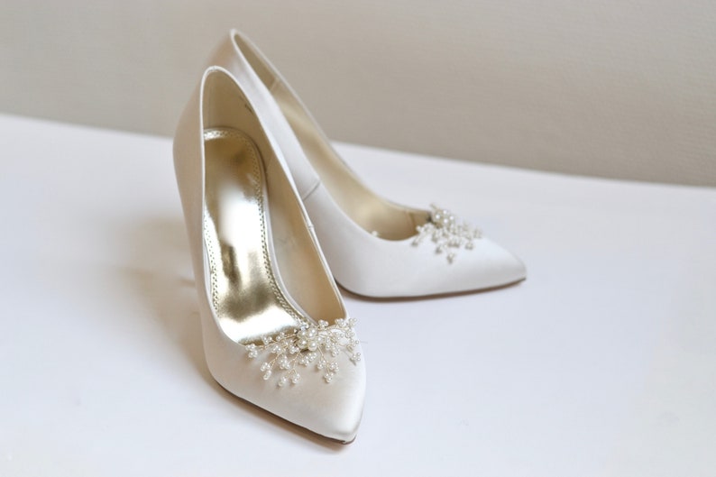 Paire de Clips chaussure, mariage, accessories mariée, pince talons fêtes, perles blanc fleur, romantique, demoiselles d'honneur, argent image 7