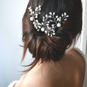 Bijou de tête mariée blanc. Pic à cheveux, peigne, épingle de perles et cristaux. Accessoire coiffure mariage délicat, boheme, romantique. image 2