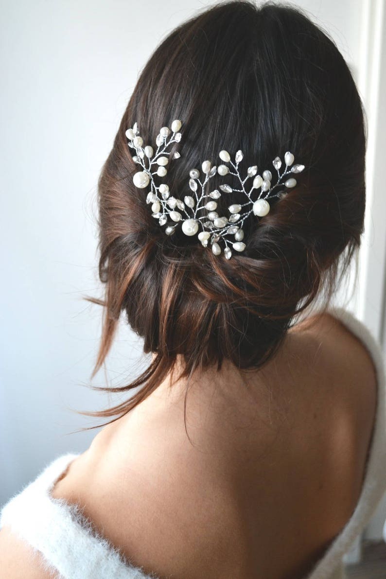 Bijou de tête mariée blanc. Pic à cheveux, peigne, épingle de perles et cristaux. Accessoire coiffure mariage délicat, boheme, romantique. image 2