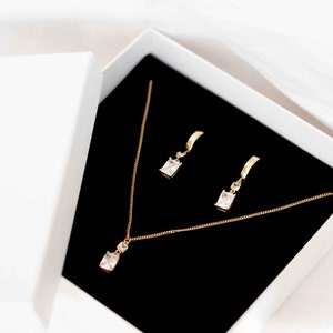 Classic and elegant wedding necklace and earrings set, modern and minimalist bridal jewelry, crystals and zircons gold