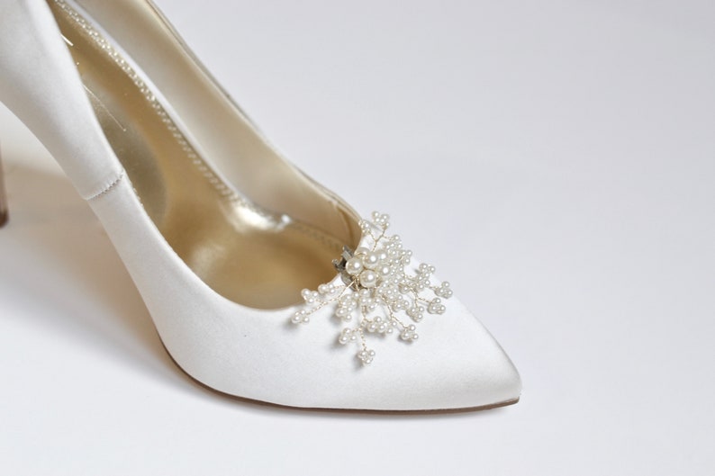 Paire de Clips chaussure, mariage, accessories mariée, pince talons fêtes, perles blanc fleur, romantique, demoiselles d'honneur, argent image 4