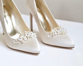 Pair of shoe clips, wedding, bridal accessories, party heel clip, flower white pearls, romantic, bridesmaids, silver