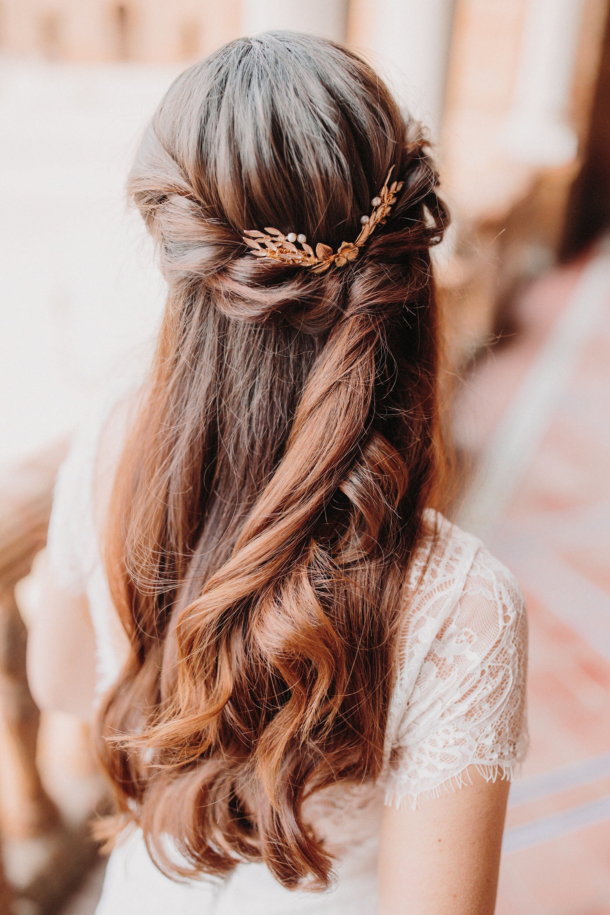 花と葉のモチーフ ヘアコーム　brideme 結婚式アクセサリー 花柄のウェディングコーム、ブライダルヘアジュエリー、繊細な花の葉