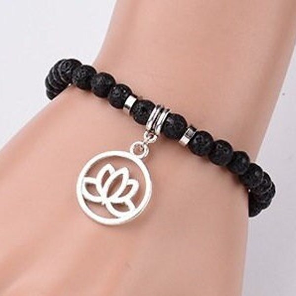 Bracelet perles de lave naturelle extensible , Breloque lotus en alliage ,cordon silicone 20 cm