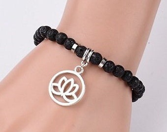 Bracelet perles de lave naturelle extensible , Breloque lotus en alliage ,cordon silicone 20 cm