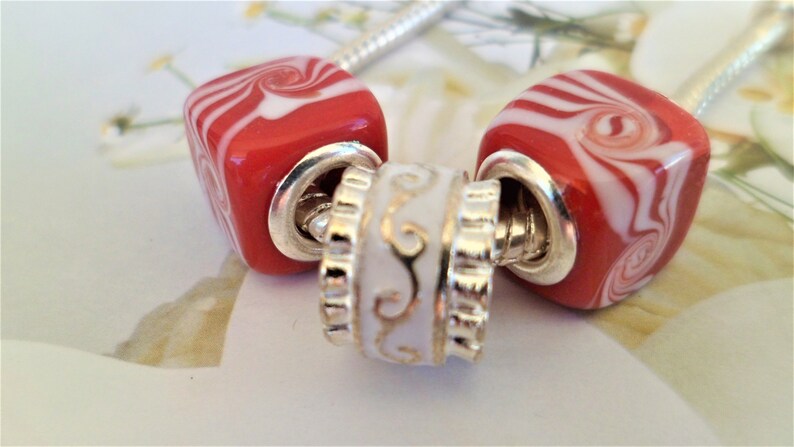 3 Charms Perles Européennes Verre Lampwork Email ,Pour Bracelets Style Pandora ,Couleur Rouge Blanc image 2