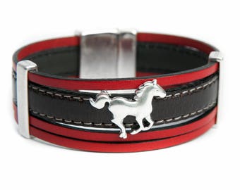 Manchette cuir rouge et cuir marron foncé avec cheval