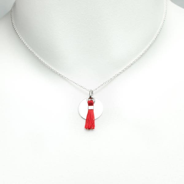 Collier médaille argent massif pompon soie rouge