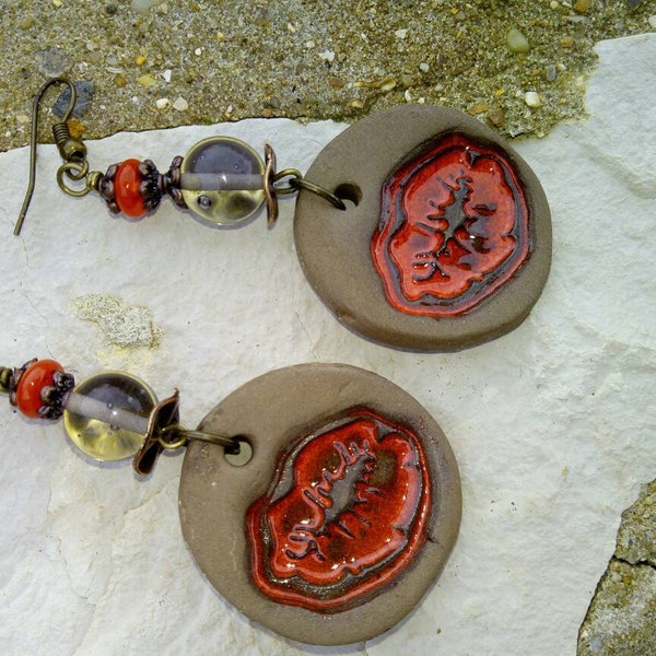 Vintage- Boucles d'oreilles - breloque en céramique - impression lèvre rouge -coupelle cuivre- perle verre filé au chalumeau