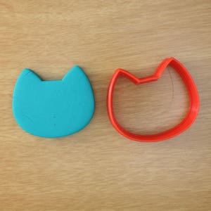 Peut inclure: Deux emportes-pièces, l'un en forme de chat avec une finition en plastique bleu et l'autre en forme de chat avec une finition en plastique rouge.