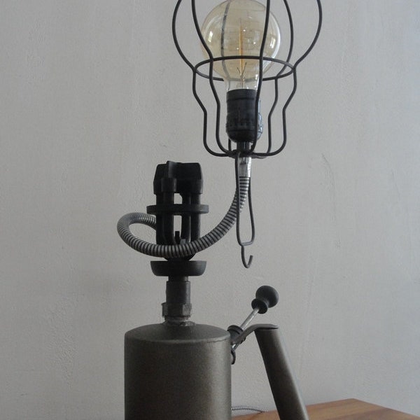 Lampe à poser objet détourné steampunk originale et unique